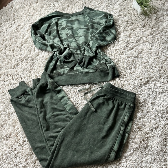 Splendid Pants - Splendid camouflage army sweatshirt sweatpants cute comfy loungewear tra…